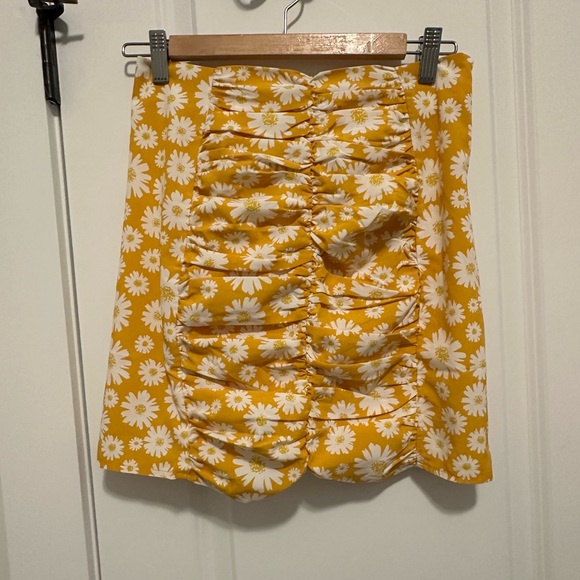 🐧3/$15 or 5/$20 - SHEIN Skirt Yellow and White Rushed Skirt - NWOT - Picture 2 of 4